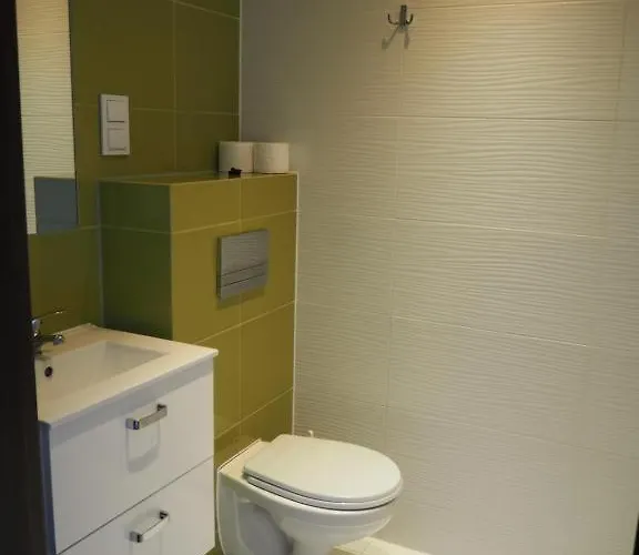 Pensjonat Nad Stawem I I Ii *